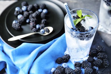  Olgun böğürtlen ve yaban mersini 