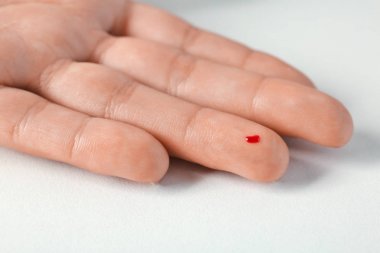 kan testleri için kan damlası kadınla