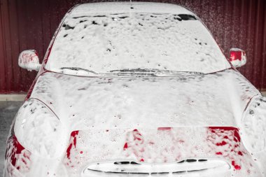 Araba yıkama köpük kırmızı otomobil