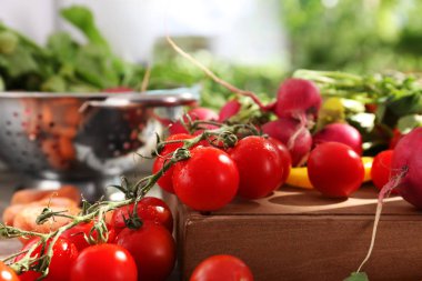 Pencere üzerinde taze sebze