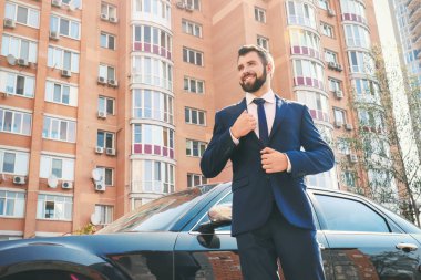  Şık elbiseli genç adam