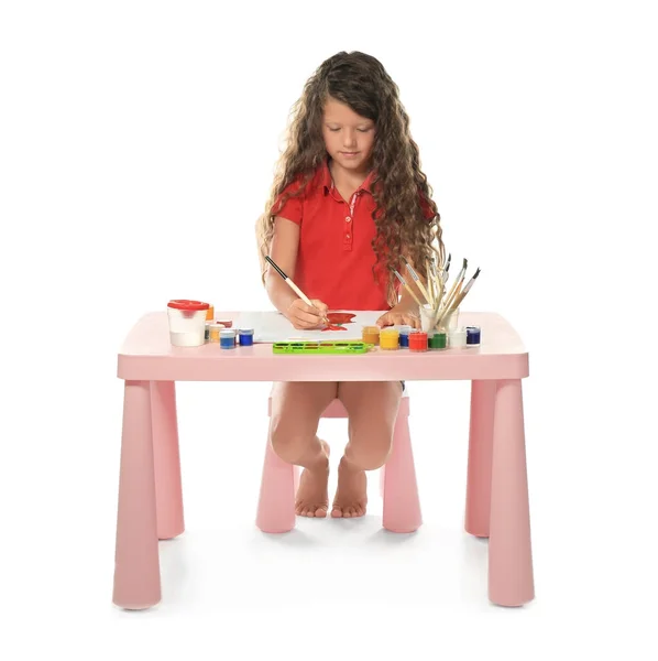 Pouco bonito menina pintura na mesa no fundo branco — Fotografia de Stock