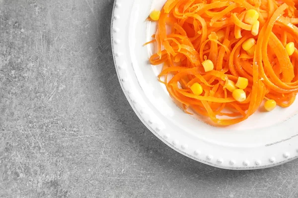 Teller mit rohen Karottenspaghetti — Stockfoto