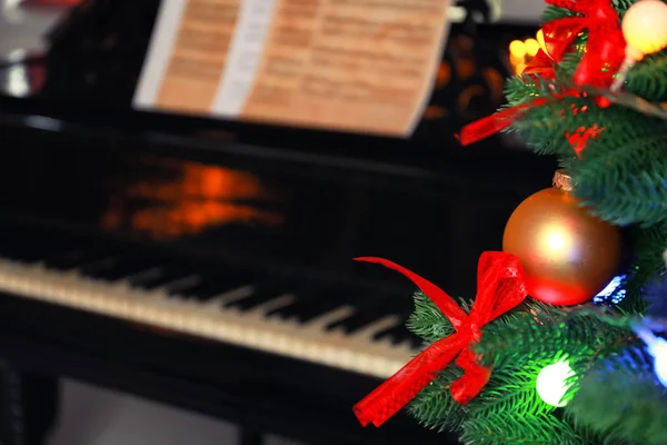 Árvore de Natal e piano no fundo — Fotografia de Stock
