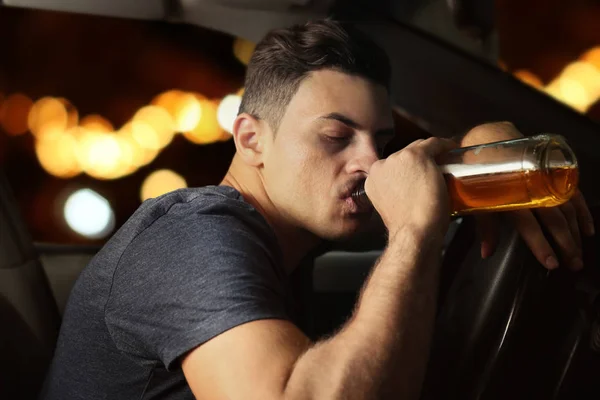 Homme buvant de l'alcool en voiture — Photo