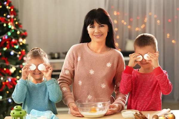 Ibu dan anak kecil membuat kue Natal di dapur — Stok Foto