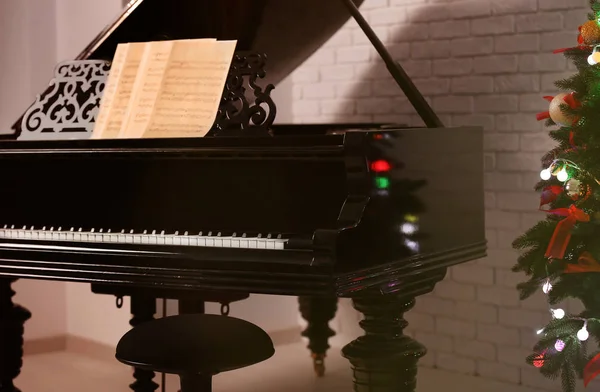 部屋に美しいピアノ。クリスマス音楽のコンセプト — ストック写真