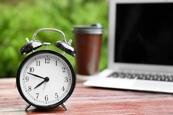 Reloj despertador en mesa de madera — Foto de Stock