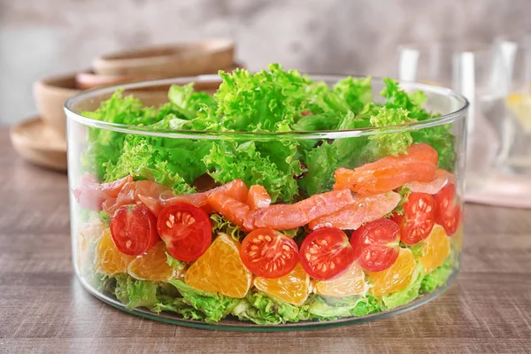 Bol avec délicieuse salade de saumon sur la table — Photo