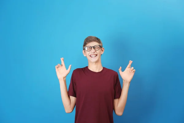 Emotionaler Teenager in lässiger Kleidung — Stockfoto