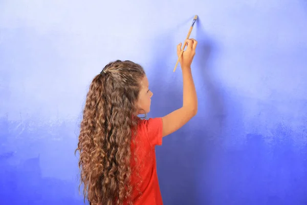 Little cute girl painting wall — Stock Photo, Image