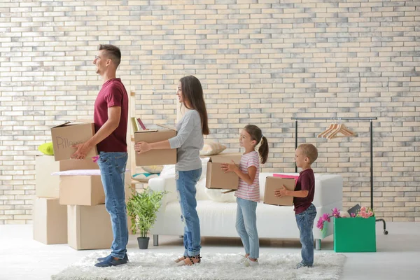 Familia con cajas de cartón de pie en fila en casa — Foto de Stock