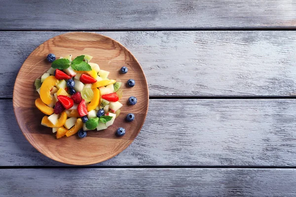 Plaka lezzetli meyve salatası ile — Stok fotoğraf