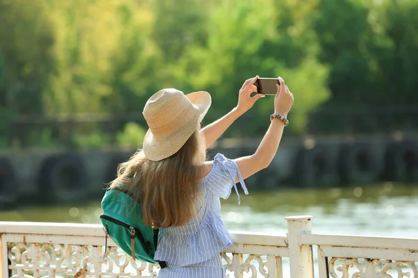 Hermosa joven turista tomando fotos al aire libre —  Fotos de Stock