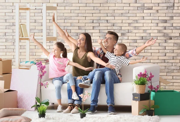 Op Bank die ik kamer om nieuwe thuis te zitten en gelukkige familie — Stockfoto