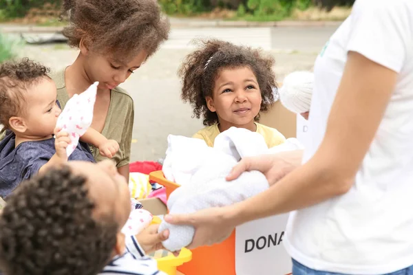 Fotos de Niños compartiendo juguetes de stock, imágenes de Niños