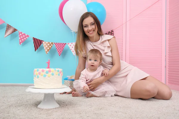 Mutter mit süßem Baby-Mädchen im Zimmer für Geburtstagsfeier dekoriert — Stockfoto