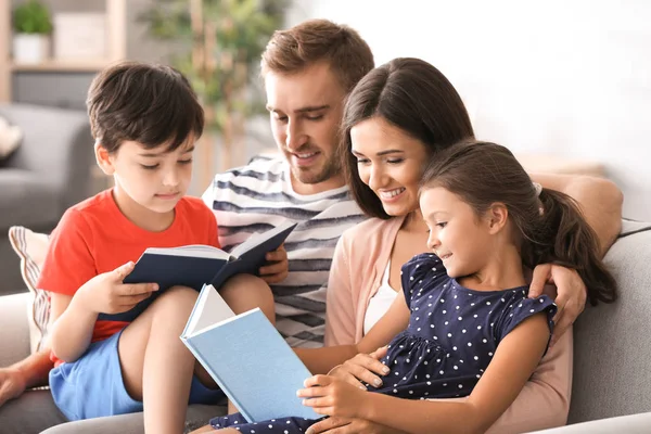 Lezen van boeken thuis en gelukkige familie — Stockfoto