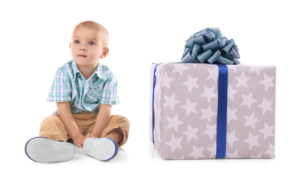 Lindo bebé niño con caja de regalo grande sobre fondo blanco — Foto de Stock