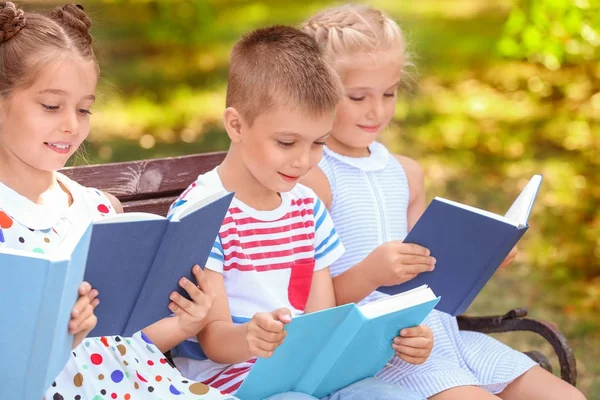 Niedliche kleine Kinder lesen Bücher im Park — Stockfoto