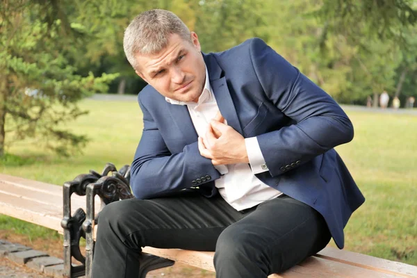 Empresario teniendo un ataque al corazón al aire libre —  Fotos de Stock