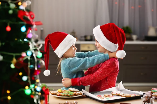 Χαριτωμένα παιδιά με χριστουγεννιάτικα μπισκότα — Φωτογραφία Αρχείου