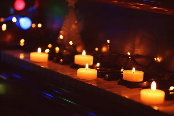 Decoraciones de año nuevo en el teclado del piano. Concepto de música de Navidad — Foto de Stock