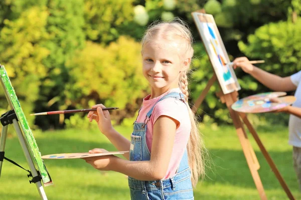 Little girl painting — Stock Photo, Image