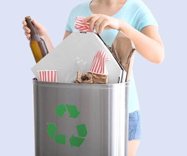 Woman throwing garbage into litter bin — Stock Photo, Image