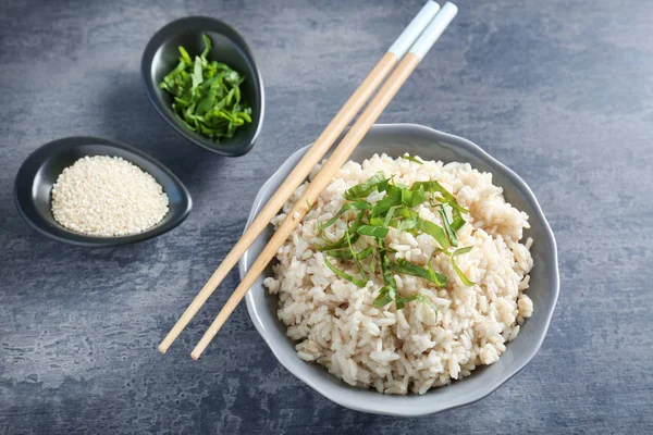 Prato com arroz branco na mesa — Fotografia de Stock