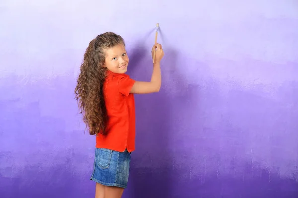 Μικρό χαριτωμένο κορίτσι ζωγραφική τοίχου — Φωτογραφία Αρχείου
