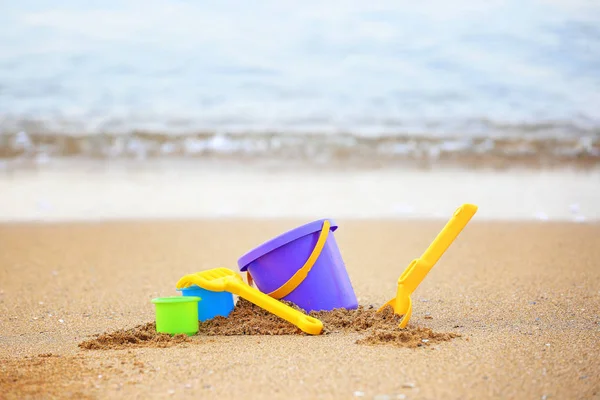 Juguetes de playa para niños en arena — Foto de Stock