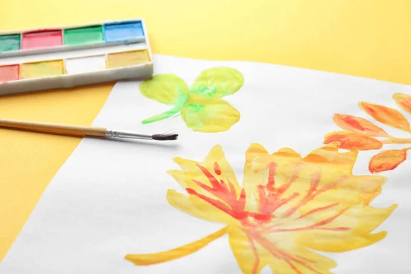 Renk arka planda, closeup çocuğun boyama sonbahar yaprakları — Stok fotoğraf