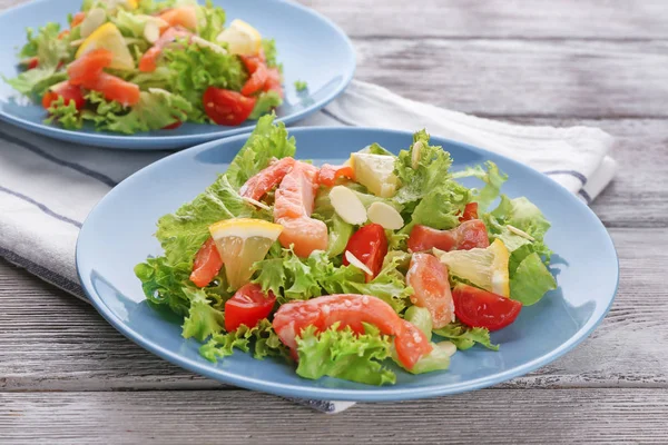 Assiette avec délicieuse salade de saumon sur la table — Photo