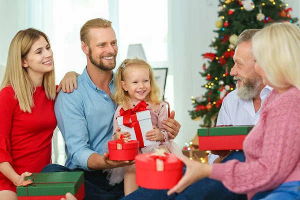 Ευτυχισμένη οικογένεια με χριστουγεννιάτικα δώρα στο σπίτι — Φωτογραφία Αρχείου