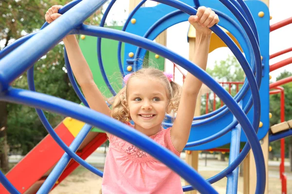 sevimli küçük kız oyun