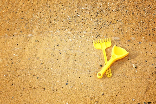 Strandspielzeug für Kinder auf Sand — Stockfoto