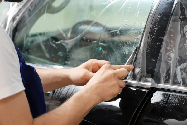 Alt araba penceresi dükkanda renklendirme