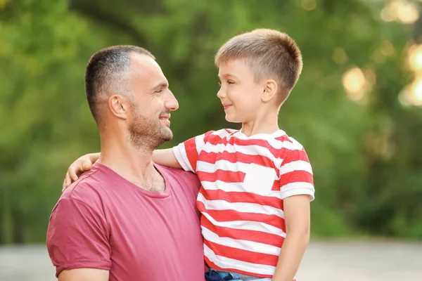 Netter Junge mit Vater im Park — Stockfoto