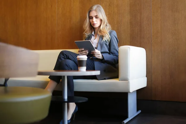 Young businesswoman with tablet in cafe — Stock Photo, Image