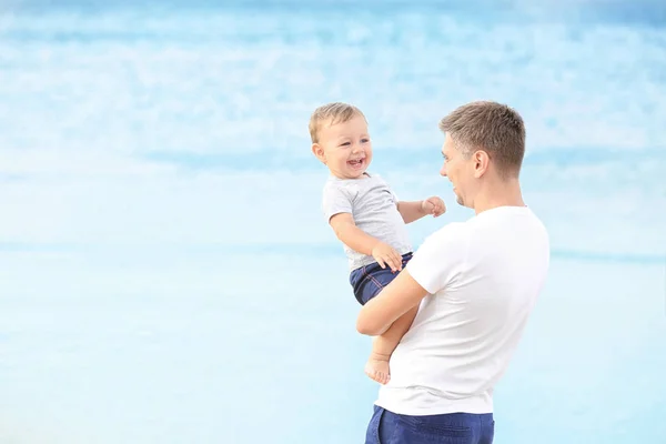 Отец с маленьким сыном на пляже — стоковое фото