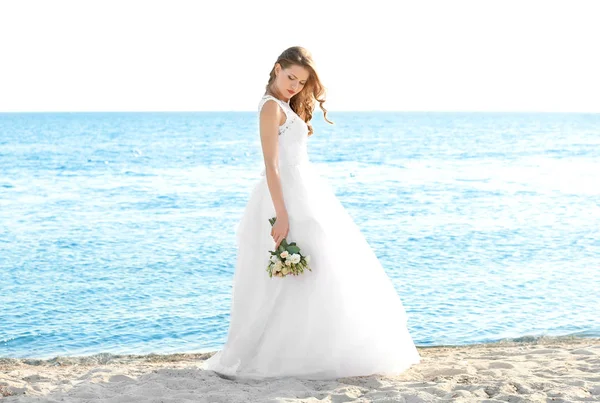 Feliz joven novia en la playa del mar — Foto de Stock