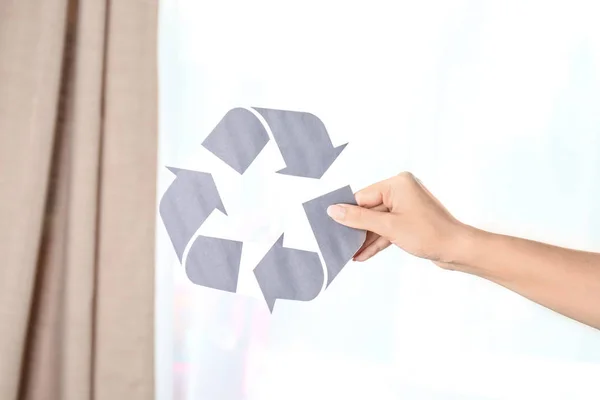 室内でのリサイクル シンボルを保持している女性 — ストック写真