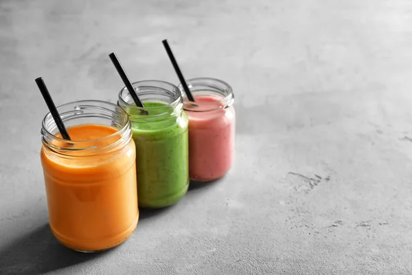 Pots avec smoothie délicieux sur la table — Photo