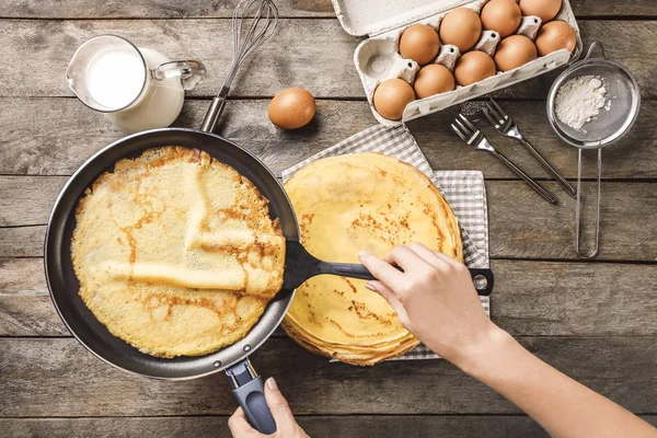 Donna che fa frittelle sottili — Foto Stock