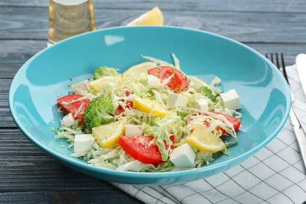 Placa con sabrosa ensalada de verduras —  Fotos de Stock