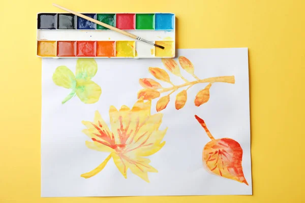 Peinture des feuilles d'automne par l'enfant — Photo