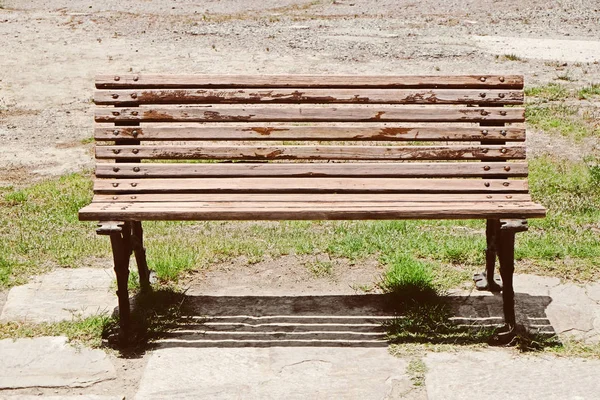 Деревянная скамейка в солнечный день — стоковое фото