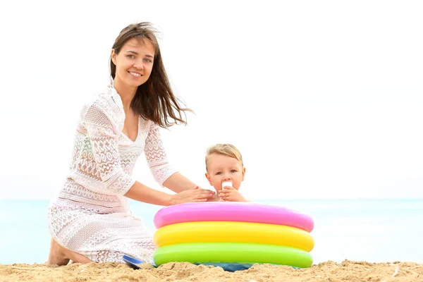 Lycklig mamma med lille son på stranden — Stockfoto