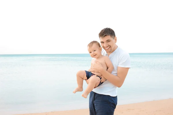 Padre con hijo pequeño en la playa —  Fotos de Stock